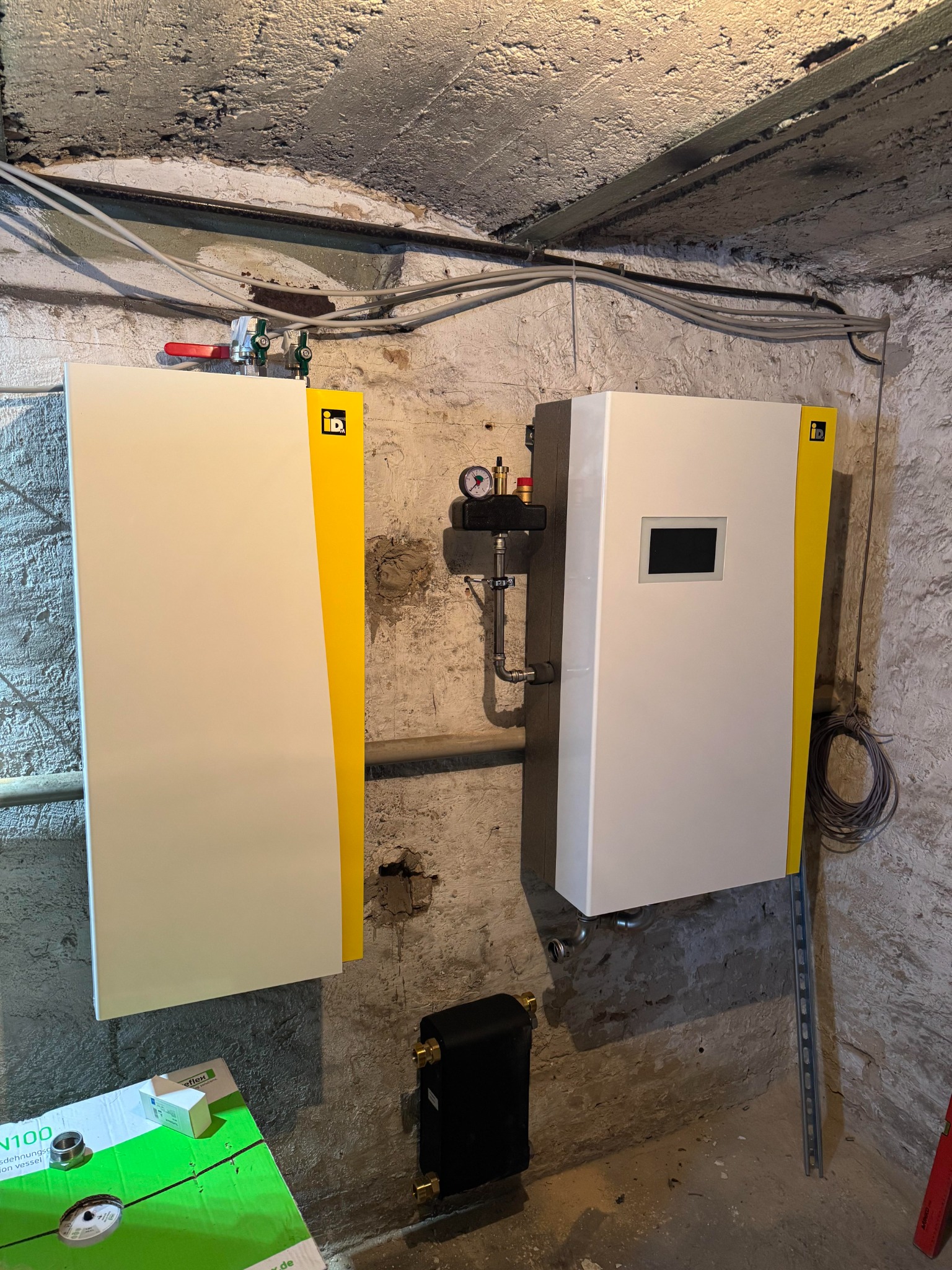 Innentechnik einer iDM Wärmepumpe während der Installation