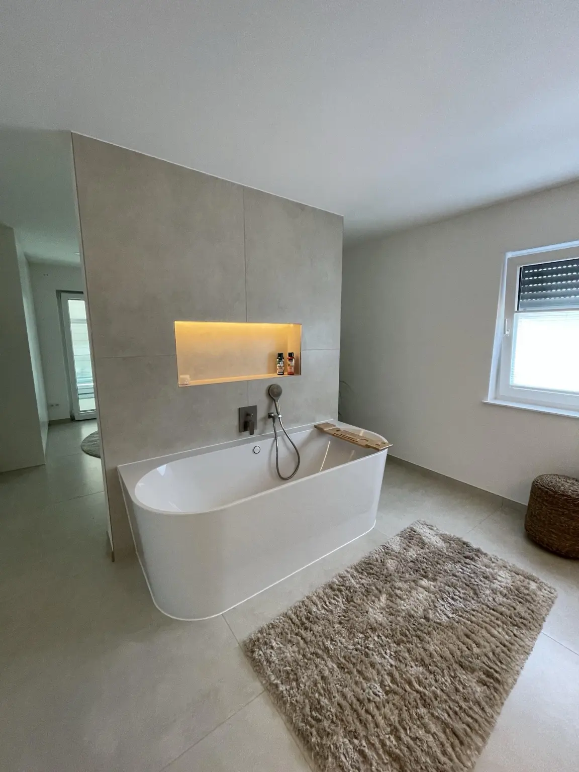 Modernes Badezimmer mit freistehender Badewanne
