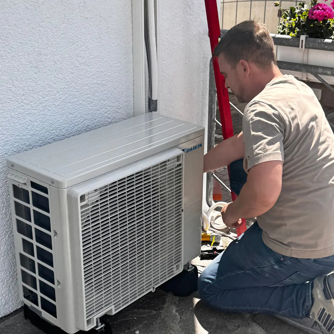 Treiber Monteur bei der fachgerechten Montage eines Daikin Außengeräts