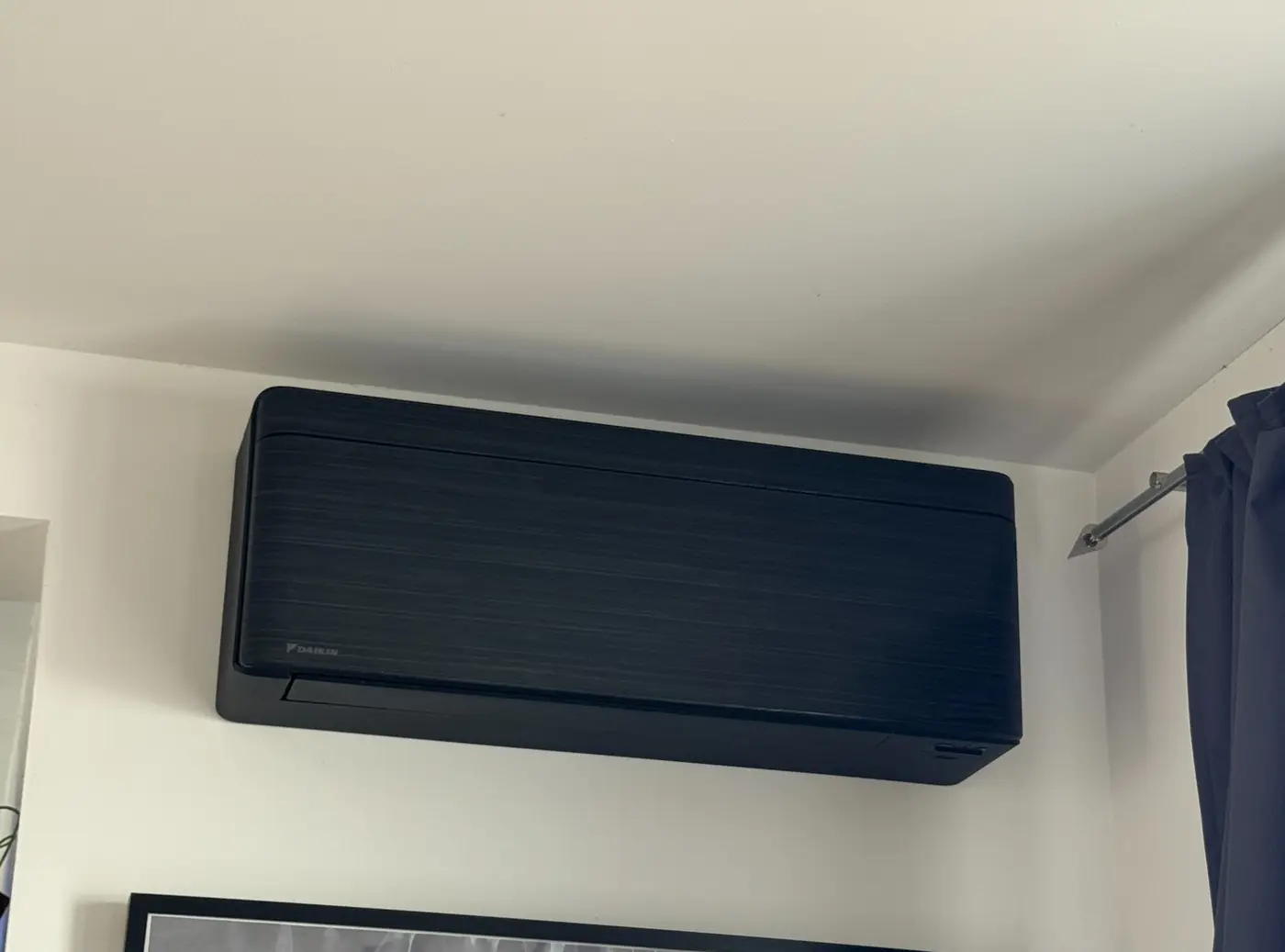 Schwarzes Daikin Design-Klimagerät, installiert von Treiber Haustechnik
