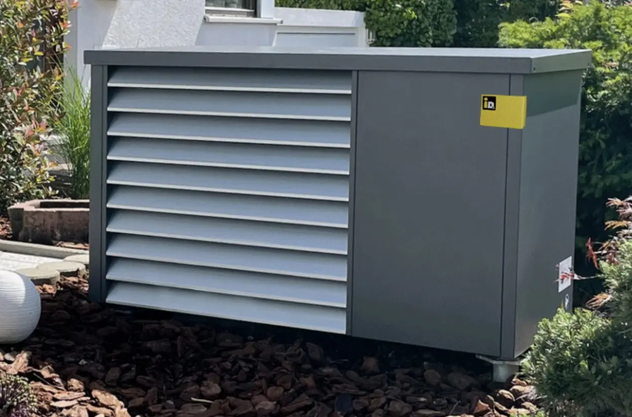 iDM Wärmepumpe in einem Garten in der Region St.&nbsp;Leon‑Rot