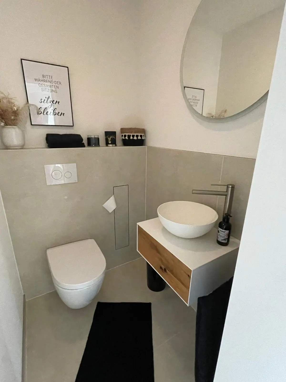 Kompaktes modernes Bad mit Waschtisch und WC