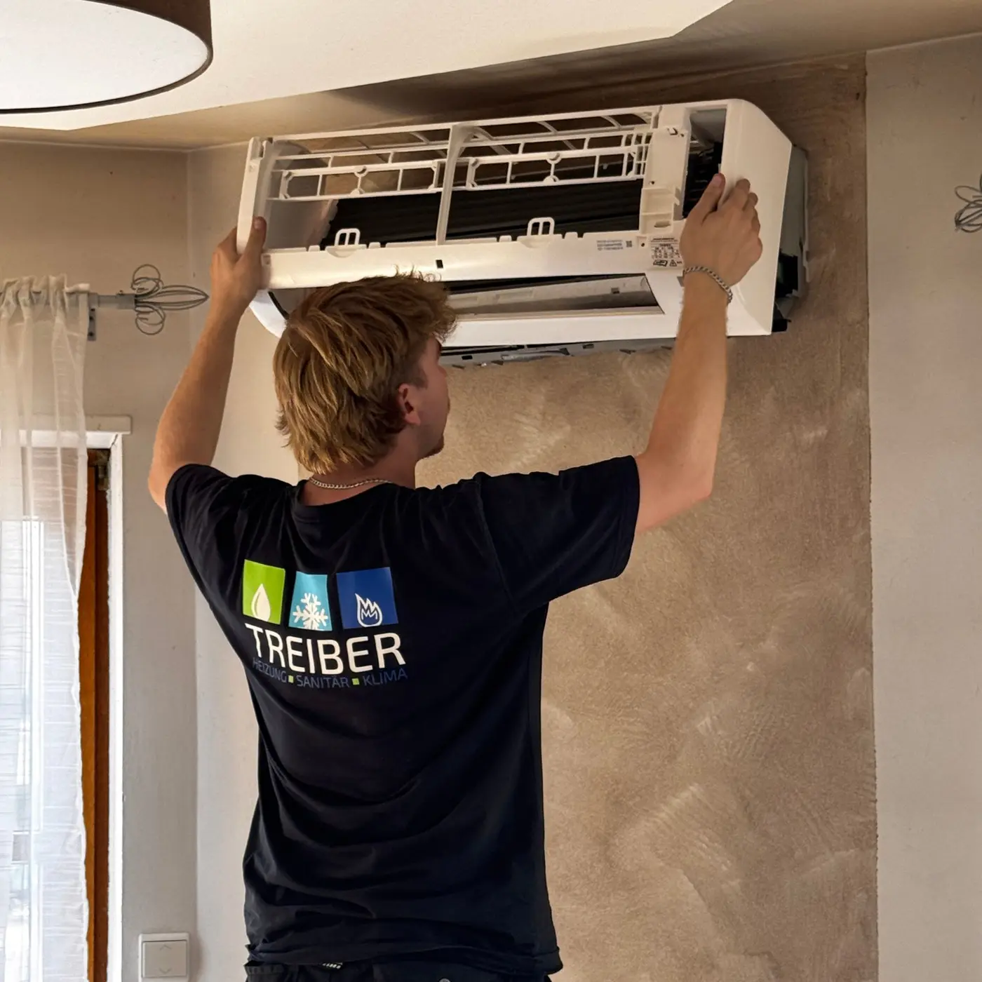 Treiber Monteur bei der Montage einer Daikin Klimaanlage