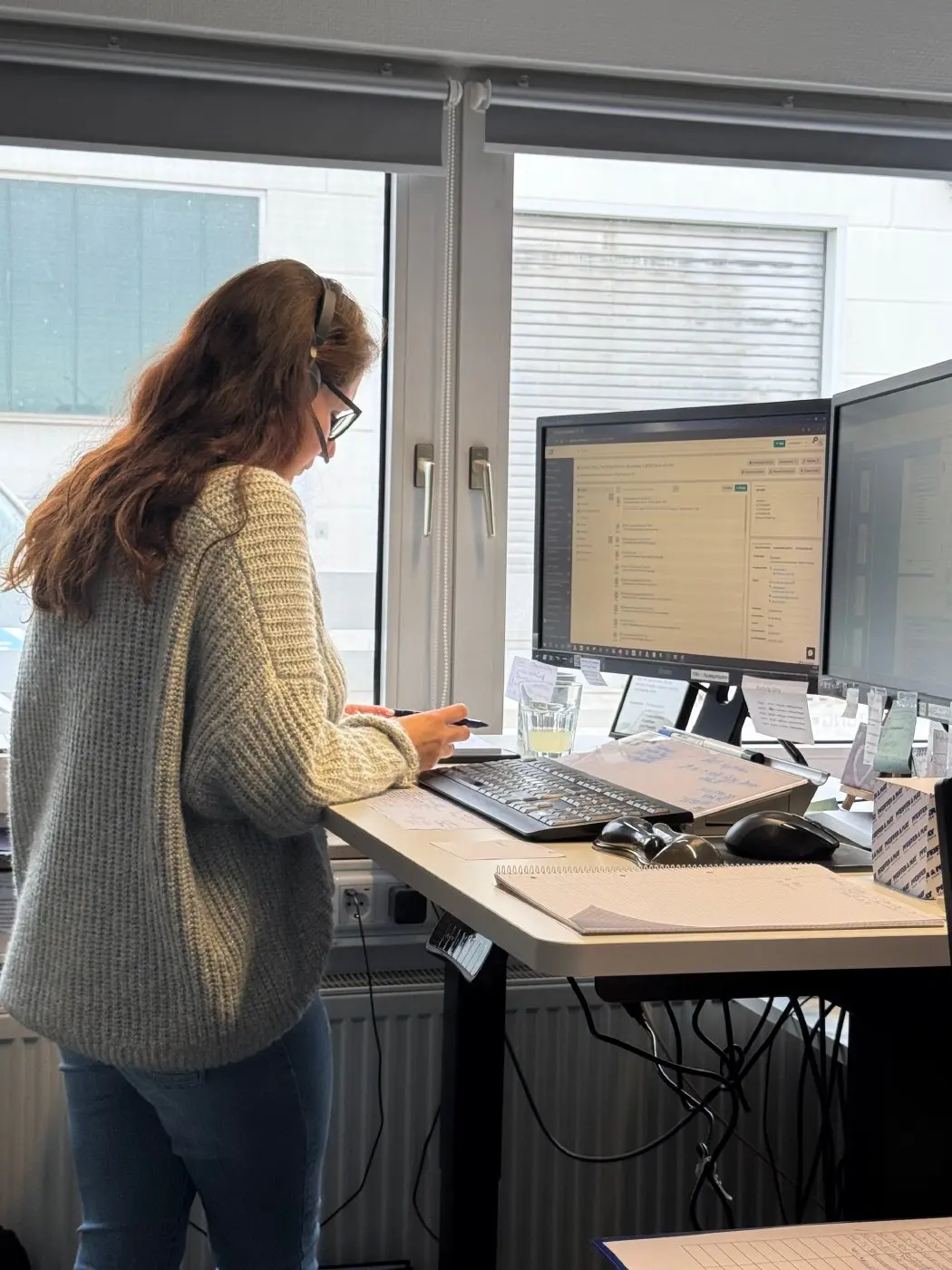 Svenja bei der Bearbeitung einer Kundenanfrage im Büro von Treiber Haustechnik in St. Leon-Rot