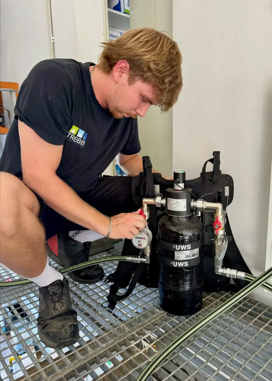 Mitarbeiter von Treiber Haustechnik bei Arbeiten an einer Heizungsanlage